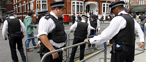Brittiska poliser har omringat Ecuadors ambassad i London för att hindra att Julian Assange kommer undan. Foto: Sang Tan/Scanpix
